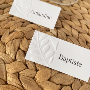 Marque place, mariage chic et élégant, Motif floral en relief, Gaufrage 3D,  personnalisable aux prénoms des invités