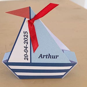 Contenant à dragées pour baptême, Petit bateau rouge blanc et bleu, pour cadeau invités personnalisés