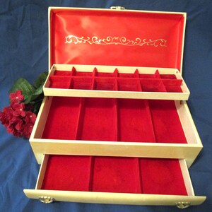 Large Vintage Jewelry Box Chest BUXTON Faux CREAM Leather Vinyl Lid Red Velvet Drawer Tray