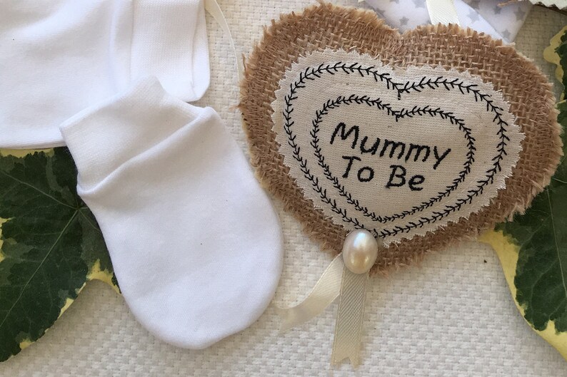 Unusual 'New Mummy' gift badge, brooch. Great for first visit to New Mum and New Baby, or Baby Shower gift. image 6