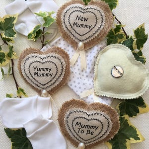 Unusual 'New Mummy' gift badge, brooch. Great for first visit to New Mum and New Baby, or Baby Shower gift. image 3