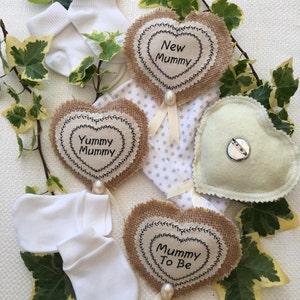 Unusual 'New Mummy' gift badge, brooch. Great for first visit to New Mum and New Baby, or Baby Shower gift. image 1