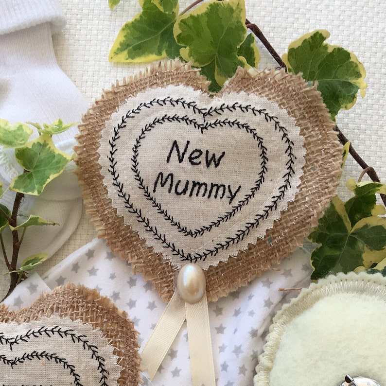 Unusual 'New Mummy' gift badge, brooch. Great for first visit to New Mum and New Baby, or Baby Shower gift. image 2