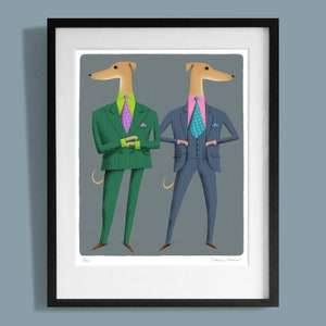 Limitierter Giclée-Druck von 2 stilvollen Kitz Whippets, die Anzüge und Krawatten tragen. Vom Illustrator Simon Cooper signiert