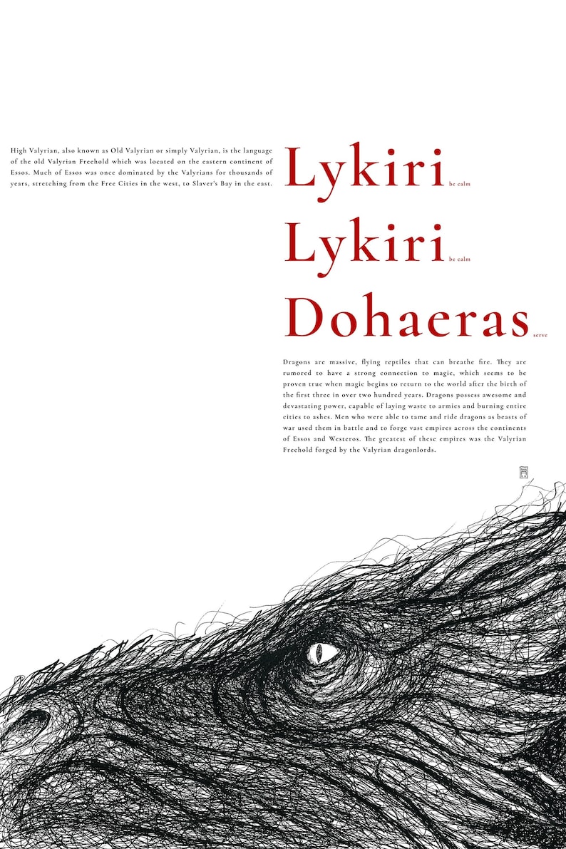 Pu&ograve; includere: Un'illustrazione in bianco e nero di una testa di drago con il testo "Lykiri Lykiri Dohaeras" in rosso. Il testo "be calm" appare sotto il primo "Lykiri" e il testo "serve" appare sotto l'ultima parola "Dohaeras".