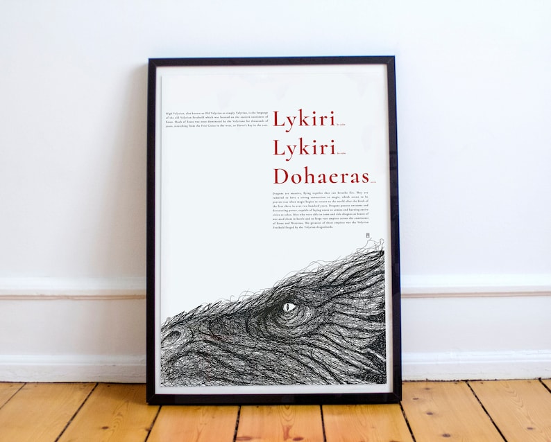 Pu&ograve; includere: Illustrazione in bianco e nero di una testa di drago con un solo occhio. Il testo "Lykiri... Lykiri... Dohaeras" &egrave; stampato in rosso su uno sfondo bianco.