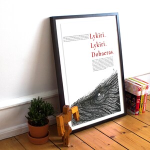Pu&ograve; includere: Un'illustrazione in bianco e nero di una montagna con un grande occhio al centro. Il testo "Lykiri... Lykiri... Dohaeras" &egrave; stampato in rosso nella parte superiore del poster.