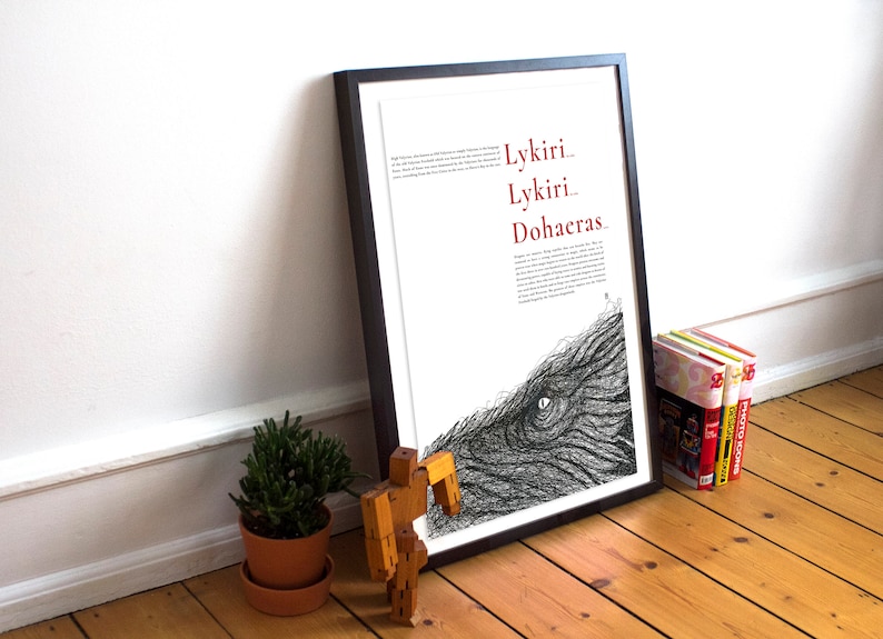 Pu&ograve; includere: Un'illustrazione in bianco e nero di una montagna con un grande occhio al centro. Il testo "Lykiri... Lykiri... Dohaeras" &egrave; stampato in rosso nella parte superiore del poster.