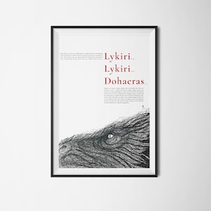 Pu&ograve; includere: Un poster in bianco e nero con il testo "Lykiri... Lykiri... Dohaeras" in rosso. Il poster presenta un primo piano di un occhio e un becco di uccello, disegnati in uno stile dettagliato e schizzato.