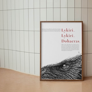 Pu&ograve; includere: Un poster in bianco e nero con un primo piano di un occhio di uccello. Il poster ha il testo "Lykiri... Lykiri... Dohaeras" in rosso.