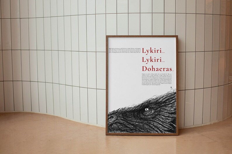 Pu&ograve; includere: Un poster in bianco e nero con un primo piano di un occhio di uccello. Il poster ha il testo "Lykiri... Lykiri... Dohaeras" in rosso.