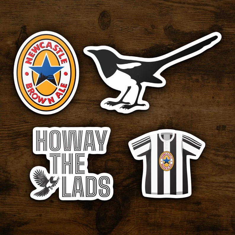 Op de afbeelding: Vier stickers met Newcastle Brown Ale branding. De stickers zijn zwart-wit en bevatten een ekster, een voetbaltenue, een logo en de zin "Howay the Lads".