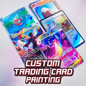 Könnte beinhalten: Eine Sammlung von individuellen Sammelkarten mit holografischen Folienakzenten. Die Karten zeigen verschiedene Illustrationen, darunter einen roten Fisch, eine Person in fließenden Gewändern und ein lila Wesen. Der Text "CUSTOM TRADING CARD PRINTING" ist zu sehen.