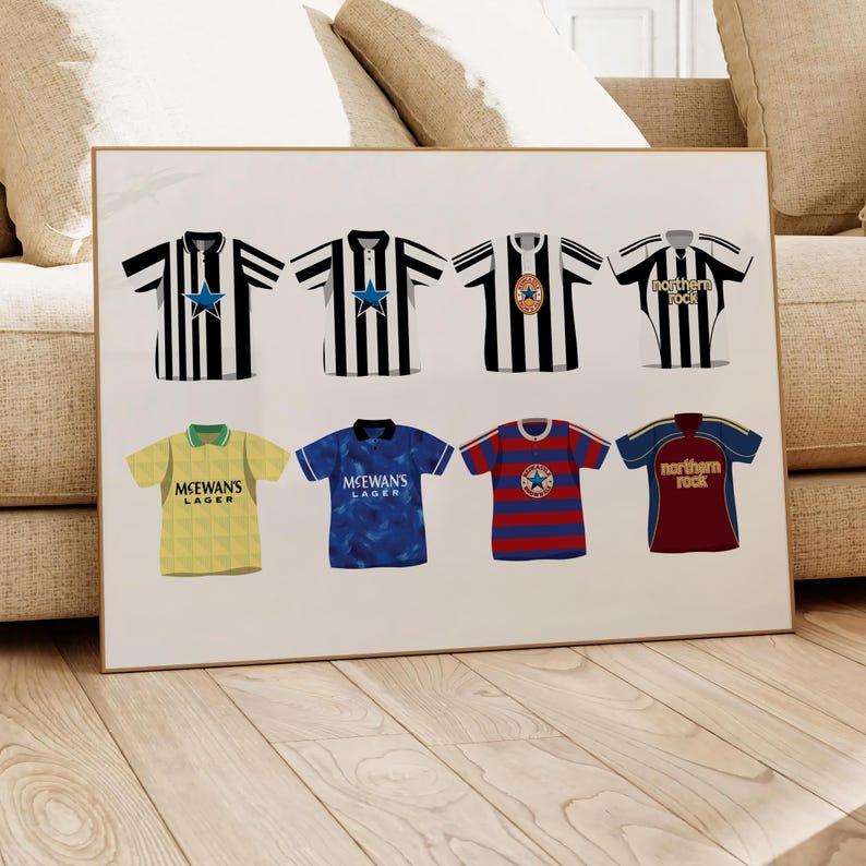Op de afbeelding: Een witte achtergrond met een collage van acht verschillende Newcastle United voetbaltruien. De truien zijn uit verschillende tijdperken en hebben verschillende sponsors, waaronder "McEwans Lager" en "Northern Rock".