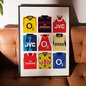 Op de afbeelding: Een collage van negen verschillende Arsenal voetbaltruien, met verschillende sponsors zoals O2, Fly Emirates, JVC en Sega. De truien zijn in een rasterpatroon gerangschikt en tonen een verscheidenheid aan kleuren en ontwerpen.
