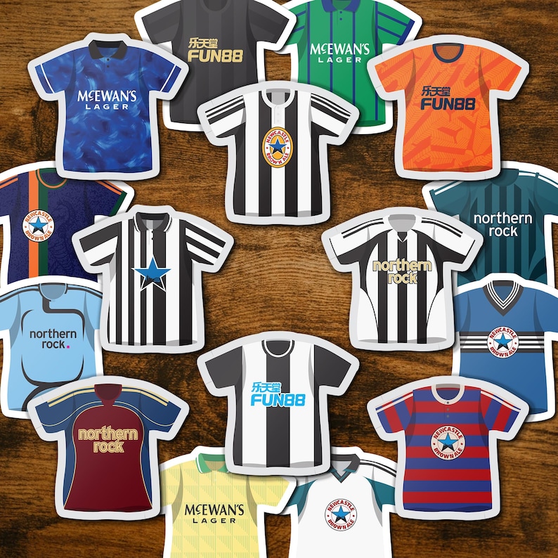 Op de afbeelding: Een verzameling van 12 verschillende voetbaltruien, met verschillende teamlogo's en sponsors. De truien zijn zwart-wit, blauw-wit, groen-wit, oranje-wit en rood-wit. De truien zijn allemaal in een cirkel op een houten achtergrond.