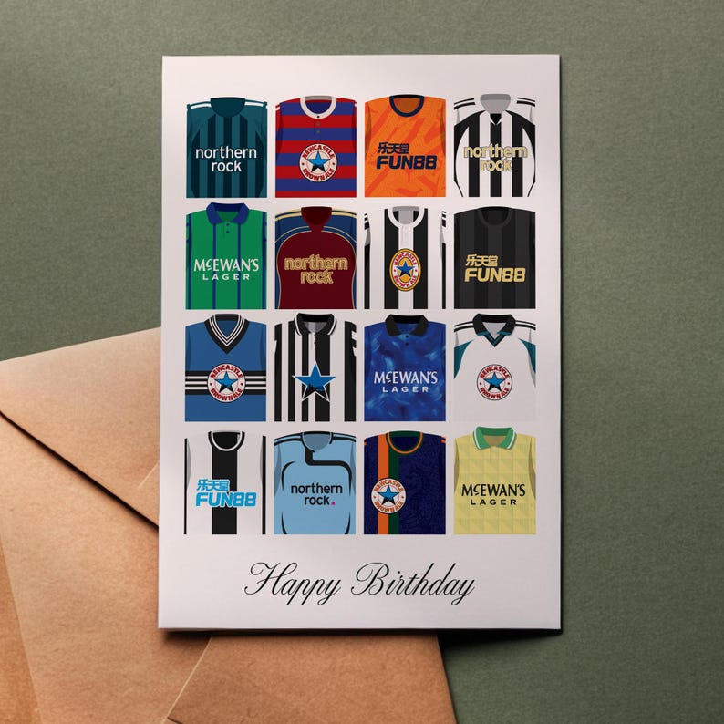 Op de afbeelding: Een witte kaart met een collage van 16 verschillende voetbaltruien. Elk shirt heeft een ander sponsorlogo, waaronder "Fun88", "Northern Rock" en "McEwans Lager". De kaart heeft onderaan de tekst "Happy Birthday".