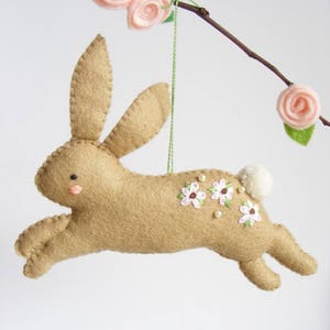 Patrón de costura en PDF de fieltro - Conejito saltando - Adorno de Pascua, patrón de costura fácil, decoración colgante DIY, conejo de primavera, bordado floral imagen 2