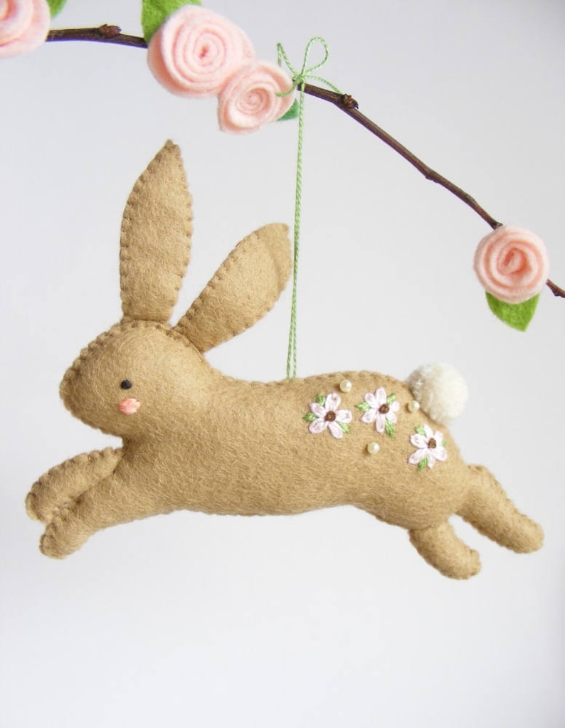 Patrón de costura en PDF de fieltro - Conejito saltando - Adorno de Pascua, patrón de costura fácil, decoración colgante DIY, conejo de primavera, bordado floral imagen 2