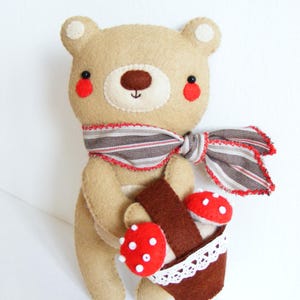 Patrón de costura en PDF de fieltro - Oso de peluche con cesta de setas - Oso de fieltro suave, patrón de costura fácil, juguete de bolsillo del Hada de los Dientes, artículo digital