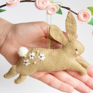 Patrón de costura en PDF de fieltro - Conejito saltando - Adorno de Pascua, patrón de costura fácil, decoración colgante DIY, conejo de primavera, bordado floral imagen 3