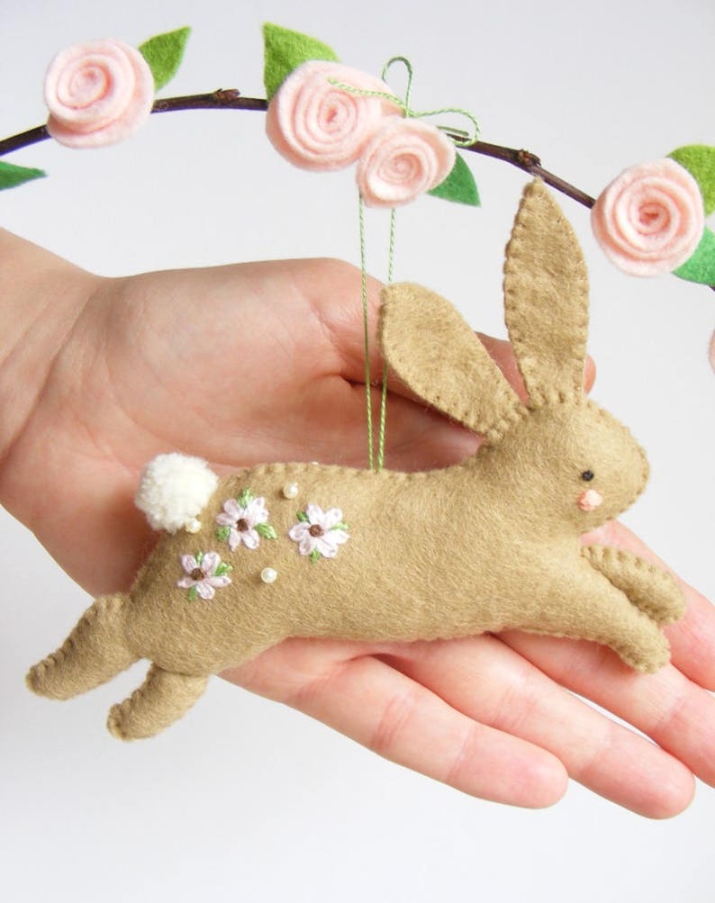 Patrón de costura en PDF de fieltro - Conejito saltando - Adorno de Pascua, patrón de costura fácil, decoración colgante DIY, conejo de primavera, bordado floral imagen 3
