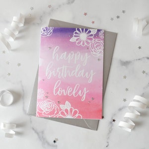Hermosa tarjeta de feliz cumpleaños con acuarela floral