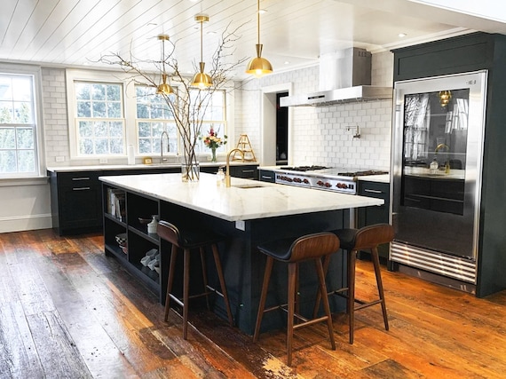 BRASS PENDANT LIGHTS IN THE KITCHEN