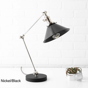 Lámpara de escritorio negra Lámpara de mesa Edison Lámpara de pantalla negra Luz de mesa ajustable Lámpara de granja Modelo No. 7171 Black/Pol. Nickel