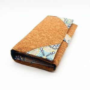 portefeuille en liège, tissu enduit et coton bleu / avec porte cartes, porte monnaie et poche à chéquier/pour femme, ado/portfolio