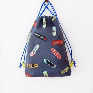 Skate-Rucksack aus Baumwolle mit verstellbaren Kordelzügen/Skateboard-Stoff-Sportrucksack/Schwimmbadtasche/für Kinder, Jungen, Mädchen oder Jugendliche