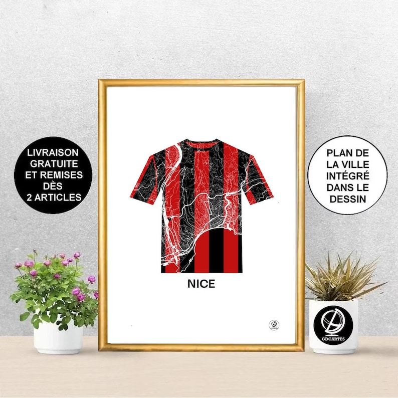 K&ouml;nnte beinhalten: Ein rot-schwarzes Fu&szlig;balltrikot mit einem wei&szlig;en Umriss der Stadt Nizza, Frankreich. Das Trikot tr&auml;gt den Schriftzug "NICE" in wei&szlig; unterhalb des Stadtumrisses. Der Text "PLAN DE LA VILLE INT&Eacute;GR&Eacute; DANS LE DESSIN" ist in schwarz auf einem wei&szlig;en Kreis in der oberen rechten Ecke des Bildes gedruckt.