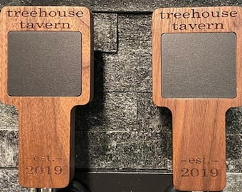 Handvat biertap op krijtbord: gepersonaliseerde houten kraan