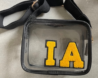 zwarte stadiontas met varsity-patch | doorzichtige stadiontas • doorzichtige concerttas • doorzichtige tas op maat • crossbodytas • Iowa-tas • Hawkeyes