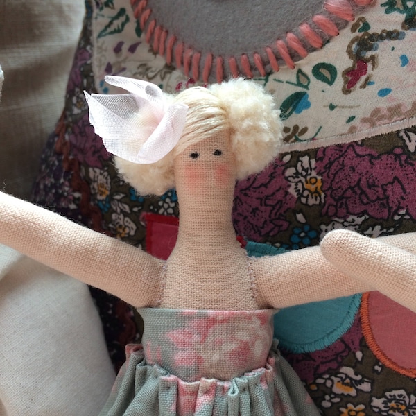 Mini Tilda Engel Fee "Serene Irene" blonde Haare, rosa erröten, Schleife Detail, handgefertigt in Schottland, Muttertag, Hochzeit, Weihnachtsdekoration