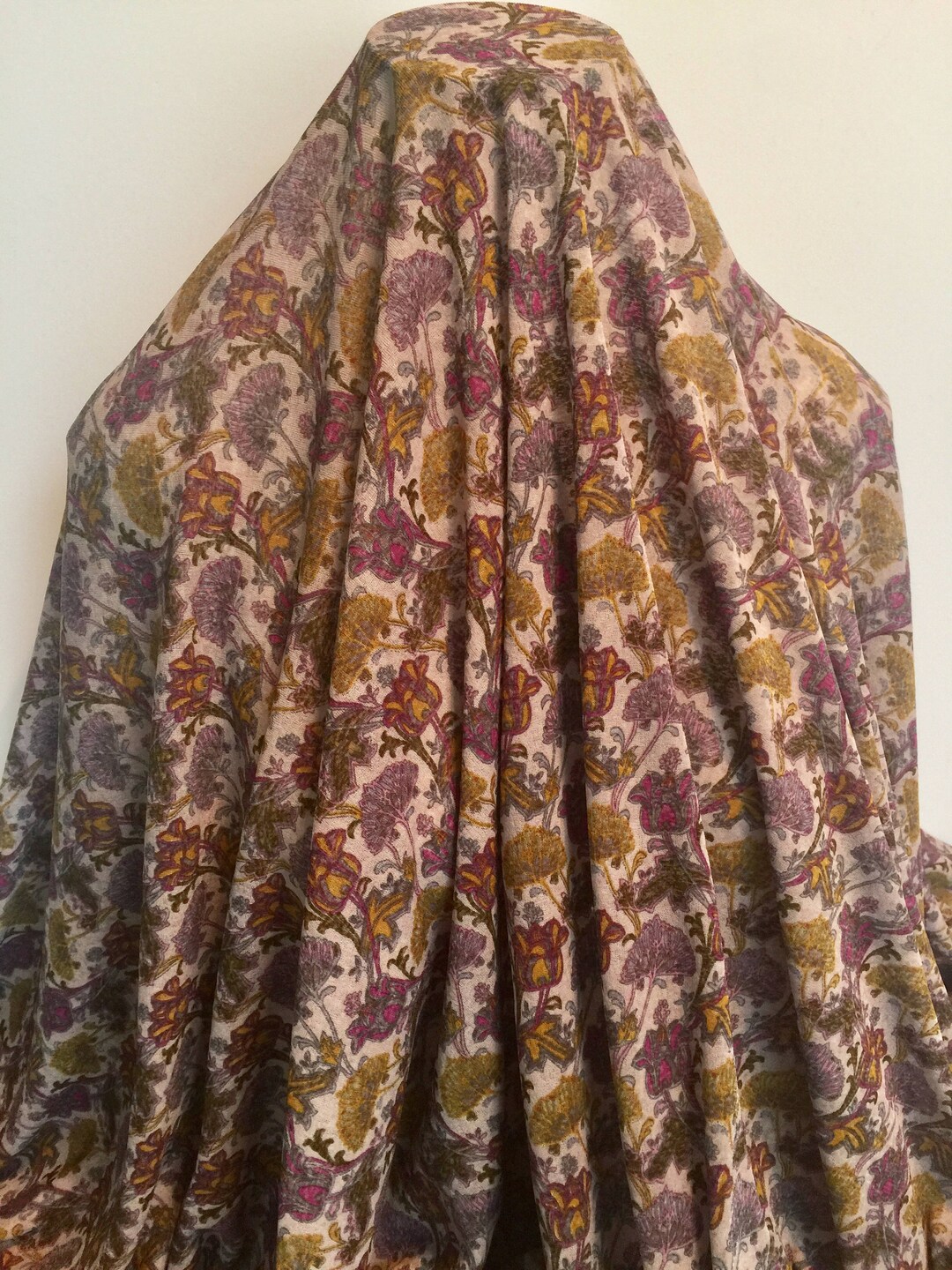 17278 Printed Onionskin Knit Grape and Gold Sold by the Yard Etsy.de