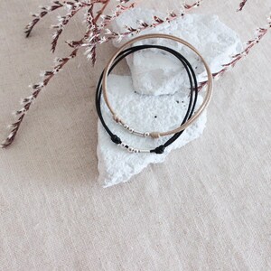 Peut inclure: Ensemble de trois mugs en c&eacute;ramique avec une finition mate et mouchet&eacute;e. Les tasses sont de couleur cr&egrave;me, gris clair et gris fonc&eacute;. Chaque mug a un design minimaliste et une anse arrondie.