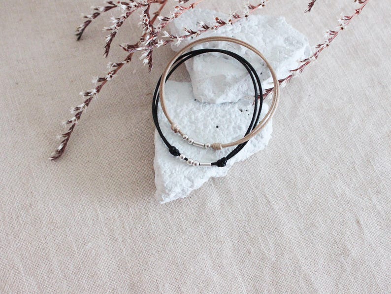 Peut inclure: Ensemble de trois mugs en c&eacute;ramique avec une finition mate et mouchet&eacute;e. Les tasses sont de couleur cr&egrave;me, gris clair et gris fonc&eacute;. Chaque mug a un design minimaliste et une anse arrondie.