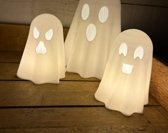 Świeczniki na podgrzewacze w kształcie duchów, drukowane w 3D: dekoracja na Halloween