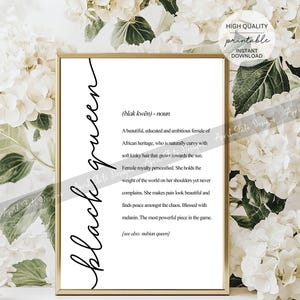 Puede incluir: Arte de pared imprimible en blanco y negro con la definición de "black queen" en una fuente simple y moderna. La definición dice: "(blak kwen) - sustantivo Una mujer hermosa, educada y ambiciosa de herencia africana, que es naturalmente curvilínea con cabello rizado suave que crece hacia el sol. La realeza femenina personificada. Ella lleva el peso del mundo sobre sus hombros pero nunca se queja. Ella hace que el dolor se vea hermoso y encuentra paz en medio del caos. Bendecida con melanina. La pieza más poderosa del juego. [ver también: reina nubia]"