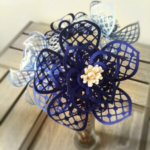 Pequeña flor de papel con cortes intrincados, plantilla de flor de papel SVG para Cricut y Cameo Silhouette, adorno para tarta, ramo de flores de papel