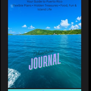 Può includere: Una copertina di diario di viaggio con la scritta "Adventure JOURNAL" in viola e verde su un oceano turchese. La parte superiore dell'immagine presenta il testo "BERCH ADVENTURES Your Guide to Puerto Rico". Lo sfondo mostra un cielo blu e un'isola.