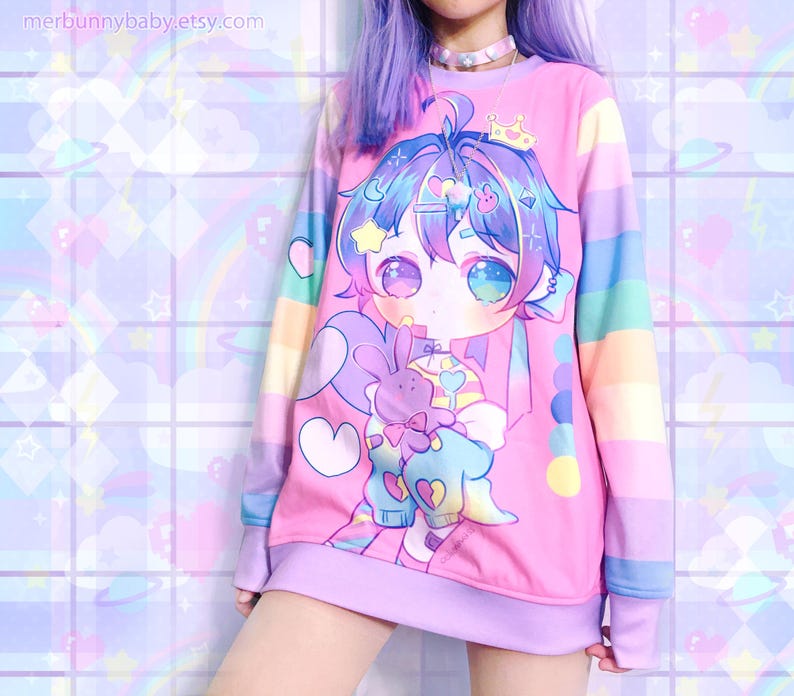 Puede incluir: Una sudadera rosa con un gran dibujo animado de un personaje con pelo azul y morado, una corona y un conejito morado. Las mangas son de rayas de colores arco&iacute;ris. El nombre de la tienda Etsy "merbunnybaby.etsy.com" es visible.