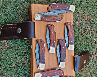 Lotto di 10 coltelli tascabili fatti a mano personalizzati in acciaio di Damasco con fodero in pelle senza manico in legno.