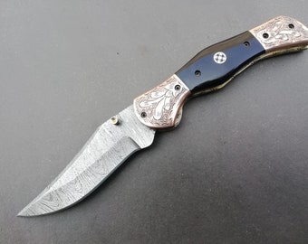 Cuchillo de bolsillo de acero de Damasco hecho a mano personalizado con refuerzos de cobre y cuerno de búfalo que viene con un trabajo artístico increíble y funda de cuero gratis