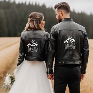 Könnte beinhalten: Ein Paar trägt schwarze Lederjacken mit weißem Text auf dem Rücken, der "til death" mit einem Skelett-Hand-Design sagt. Die Braut trägt ein weißes Hochzeitskleid.