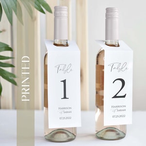 IMPRESO Vendido en juegos de 5 etiquetas colgantes de vino y champán / Etiqueta de botella de vino de número de mesa / Decoración de mesa de cena / Regalos de invitados / Etiqueta de vino de fiesta