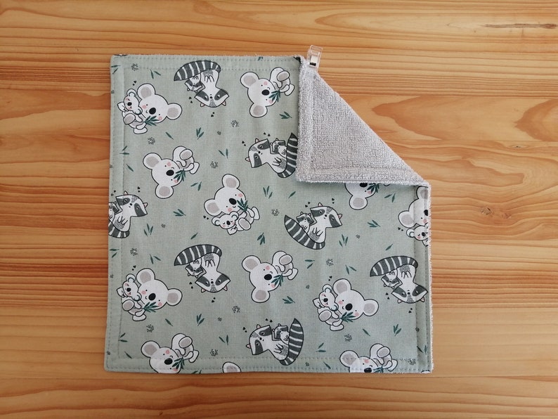 Serviette de table enfants doublée éponge bambou Koalas fond vert