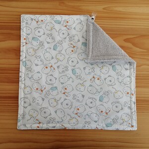 Serviette de table enfants doublée éponge bambou Chats fond blanc