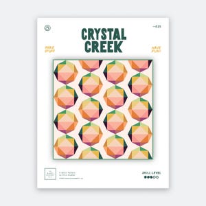 Op de afbeelding: Een quiltpatroon getiteld Crystal Creek met een herhalend geometrisch ontwerp van achthoekige vormen in tinten roze, oranje, geel en donkergroen. Het witte document bevat de tekst Make Stuff, Have Fun en Skill Level.